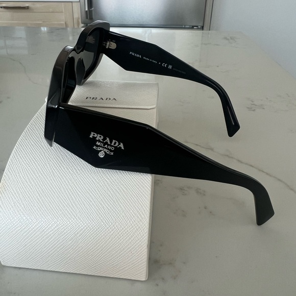 Authentic Prada 17W. Brand new with case and box - Picture 7 of 7